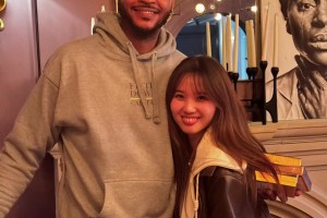 父子俩真像！安东尼和烤肉姐拥抱合影 小瓜一脸青涩内敛