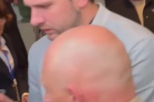 卢卡在马德里为球迷签名